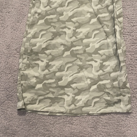 Vineyard Vines
Little Girl's & Girl's Camo Utility Dress size 5 - Picture 3 of 9